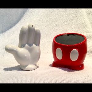 Set of 2 Disney salt/pepper shakers